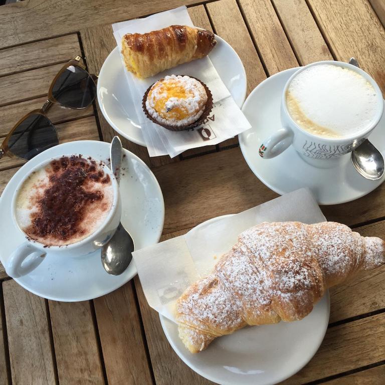 Colazione servita nel bar della struttura
